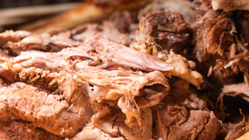 你听过骆驼肉吗,难得一见的和田烤骆驼,一个小时一头