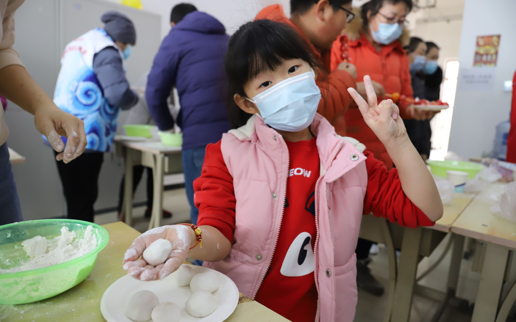 摇元宵制作冰糖葫芦通州潞城召里村村民组团过节