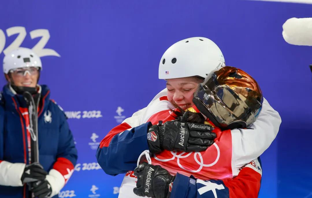 拥抱对手，是冬奥赛场上的美丽风景休闲区蓝鸢梦想 - Www.slyday.coM