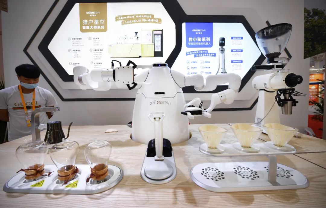 国产手冲咖啡机器人 郭程/摄（图片来源：视觉中国）