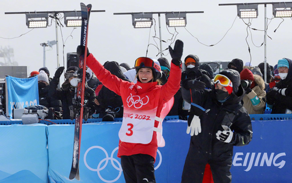 新冬奥·现场丨谷爱凌大心脏！第二跳摔倒后，第三跳逆转夺银休闲区蓝鸢梦想 - Www.slyday.coM