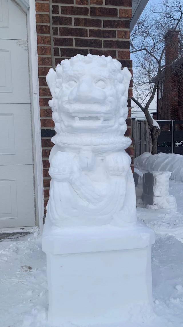加拿大华人在家门口用雪堆出10座中国风雪雕