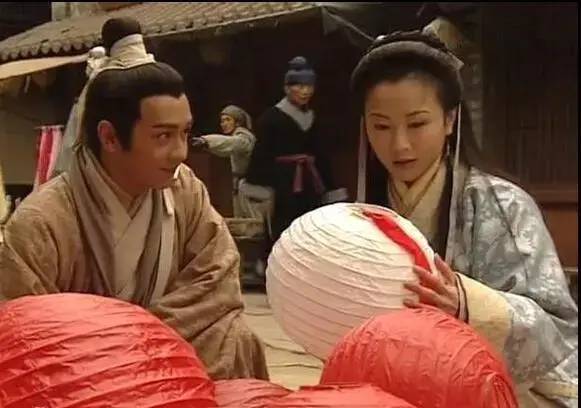 来源/电视剧《人龙传说》截图在艺术创作的诸多元宵佳偶里,最让大众意