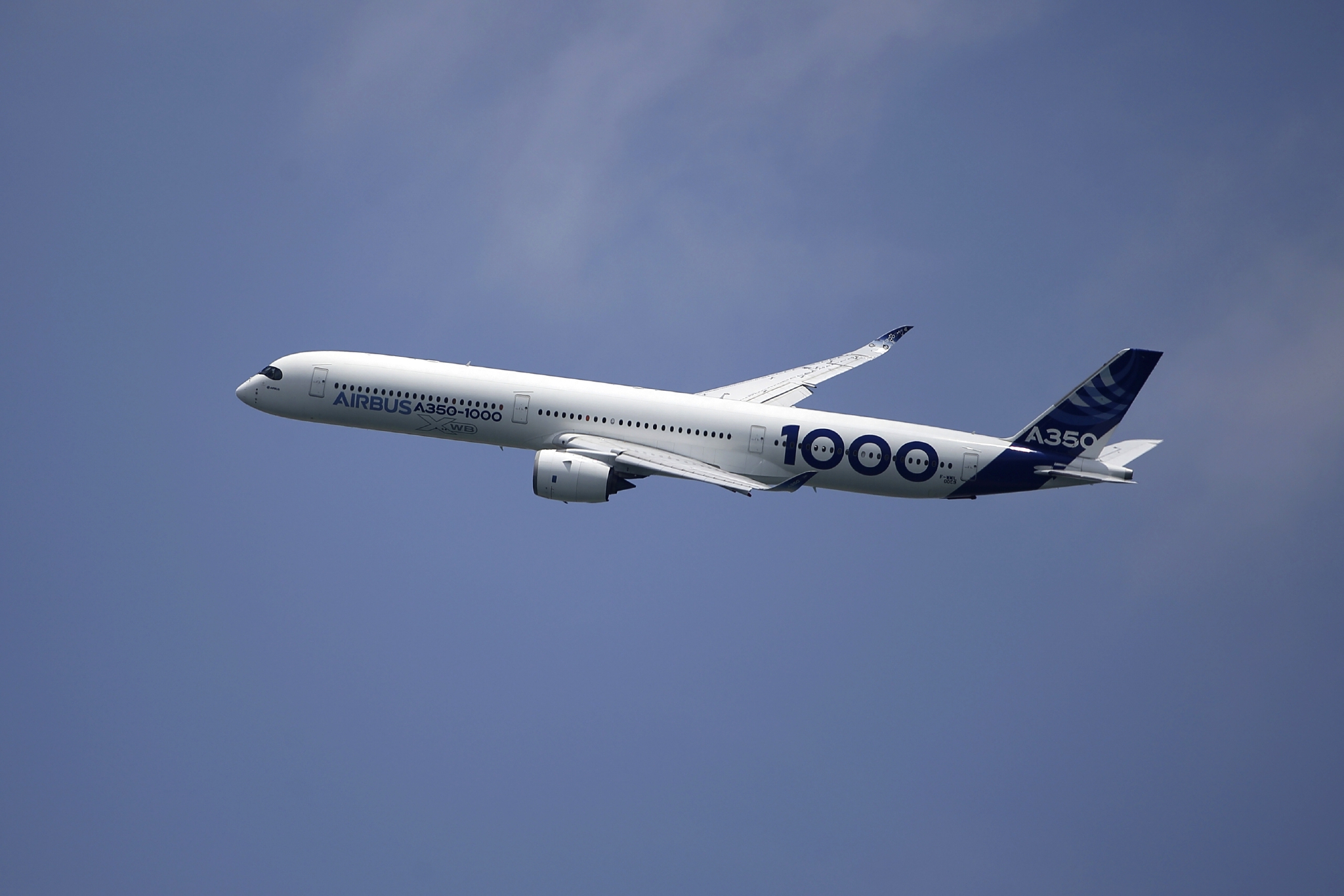 2月15日,一架空客a350-1000飞机在新加坡航空展进行飞行展示.