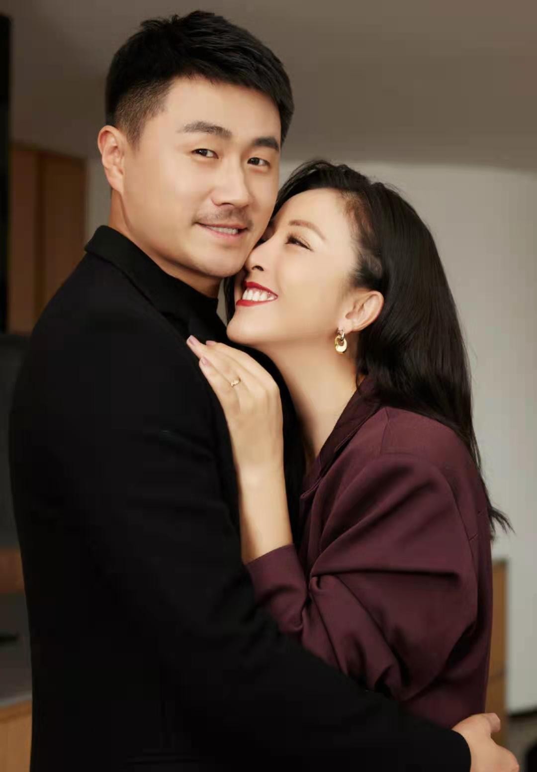 黄小蕾庆结婚8周年一家三口出镜感叹终于熬过了七年之痒