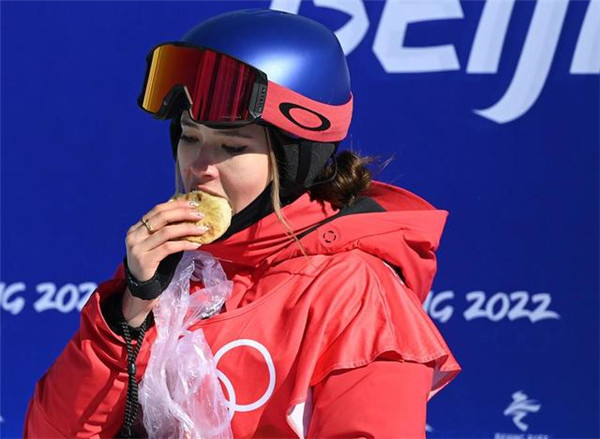 新冬奥·现场丨谷爱凌大心脏！第二跳摔倒后，第三跳逆转夺银休闲区蓝鸢梦想 - Www.slyday.coM
