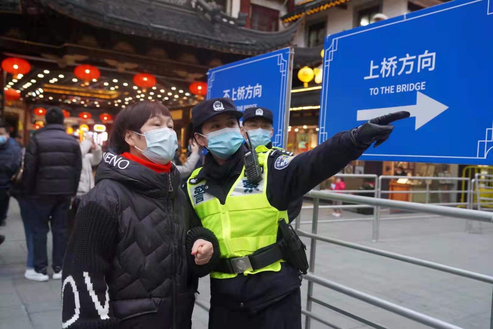 元宵佳节上海豫园迎赏灯客流黄浦警方加强管控全力保障