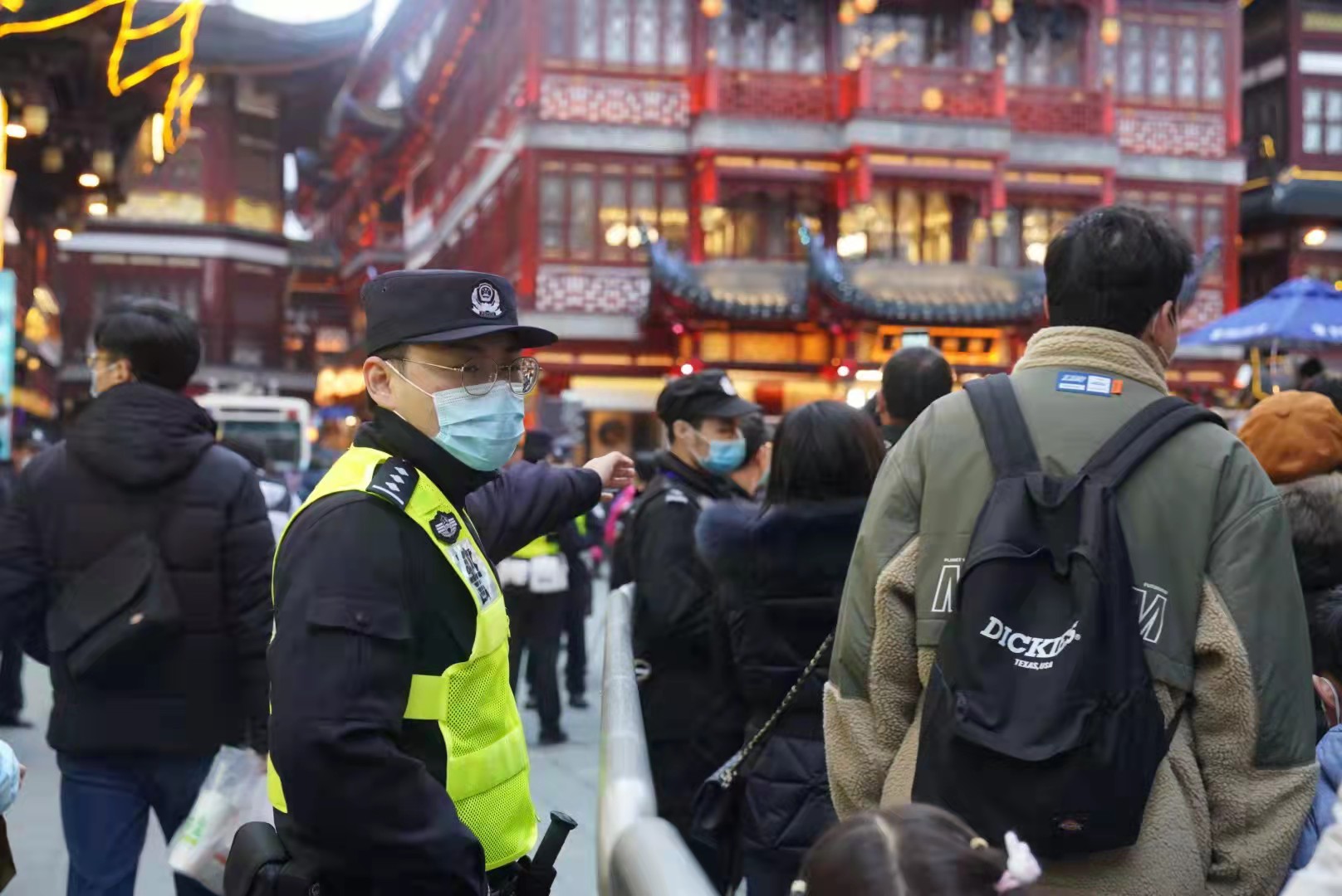 元宵佳节上海豫园迎赏灯客流黄浦警方加强管控全力保障