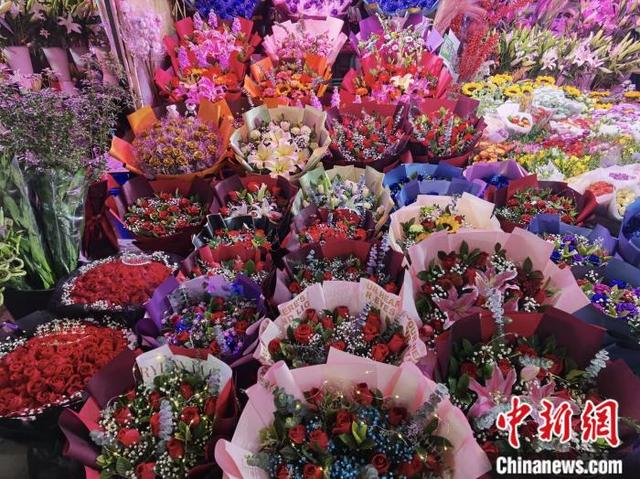 鲜花批发市场里的情人节预定花束。 中新网 左宇坤 摄