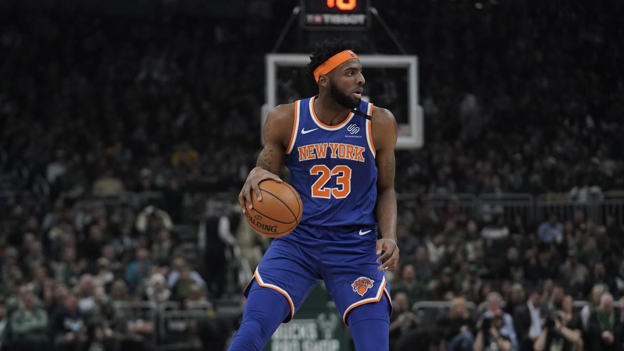 防守大闸米切尔罗宾逊半场7中5得到11分8板3断3帽