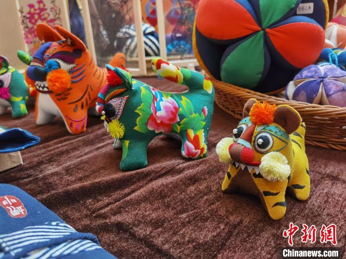 非遗传承人,"陇原巧手"代表现场展示了剪纸,刺绣,染缬,掐丝等传统手工