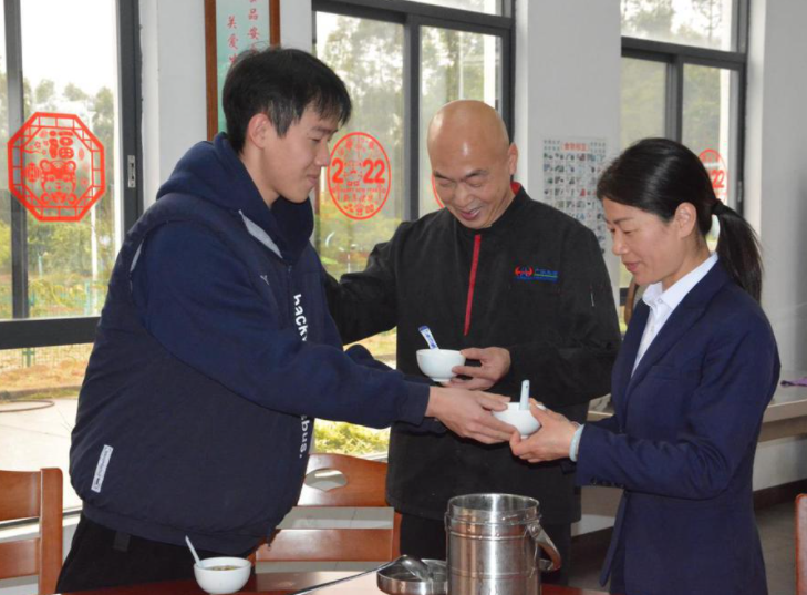 “冰墩墩”汤圆高甜预警！广东交通“最美家庭”的浪漫，磕到了休闲区蓝鸢梦想 - Www.slyday.coM