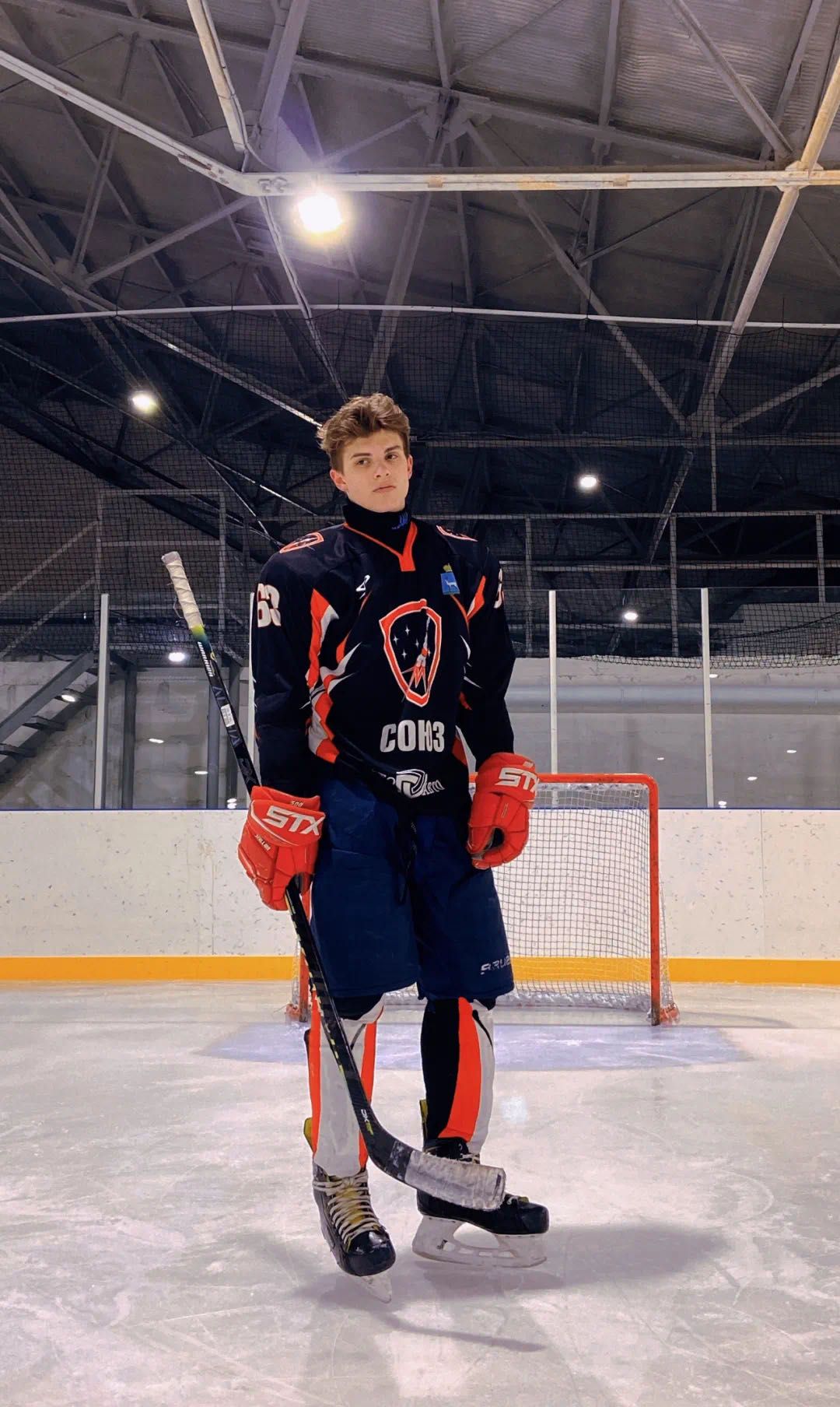 这位火出圈的俄罗斯冰球少年为中国冰球队应援