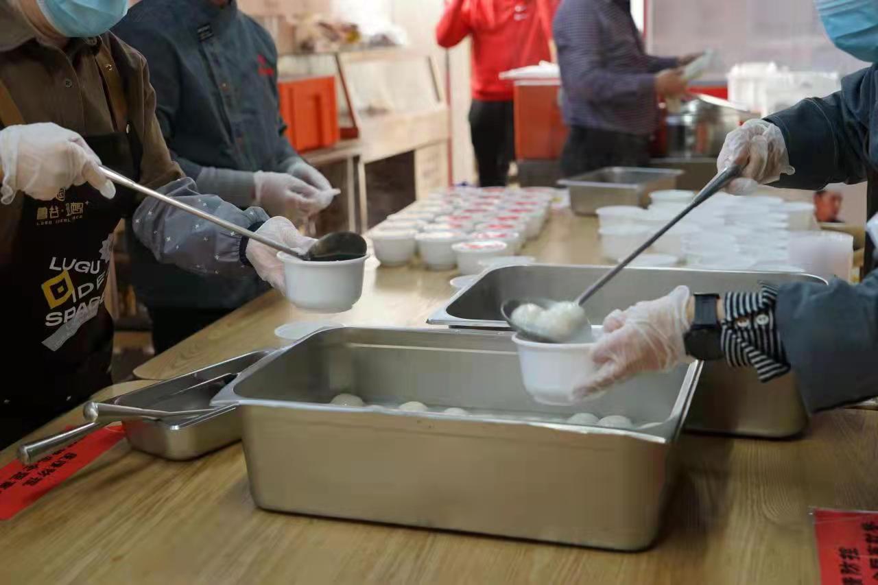 元宵逢冬奥，他们仍坚守一线！热腾腾的元宵送来了休闲区蓝鸢梦想 - Www.slyday.coM