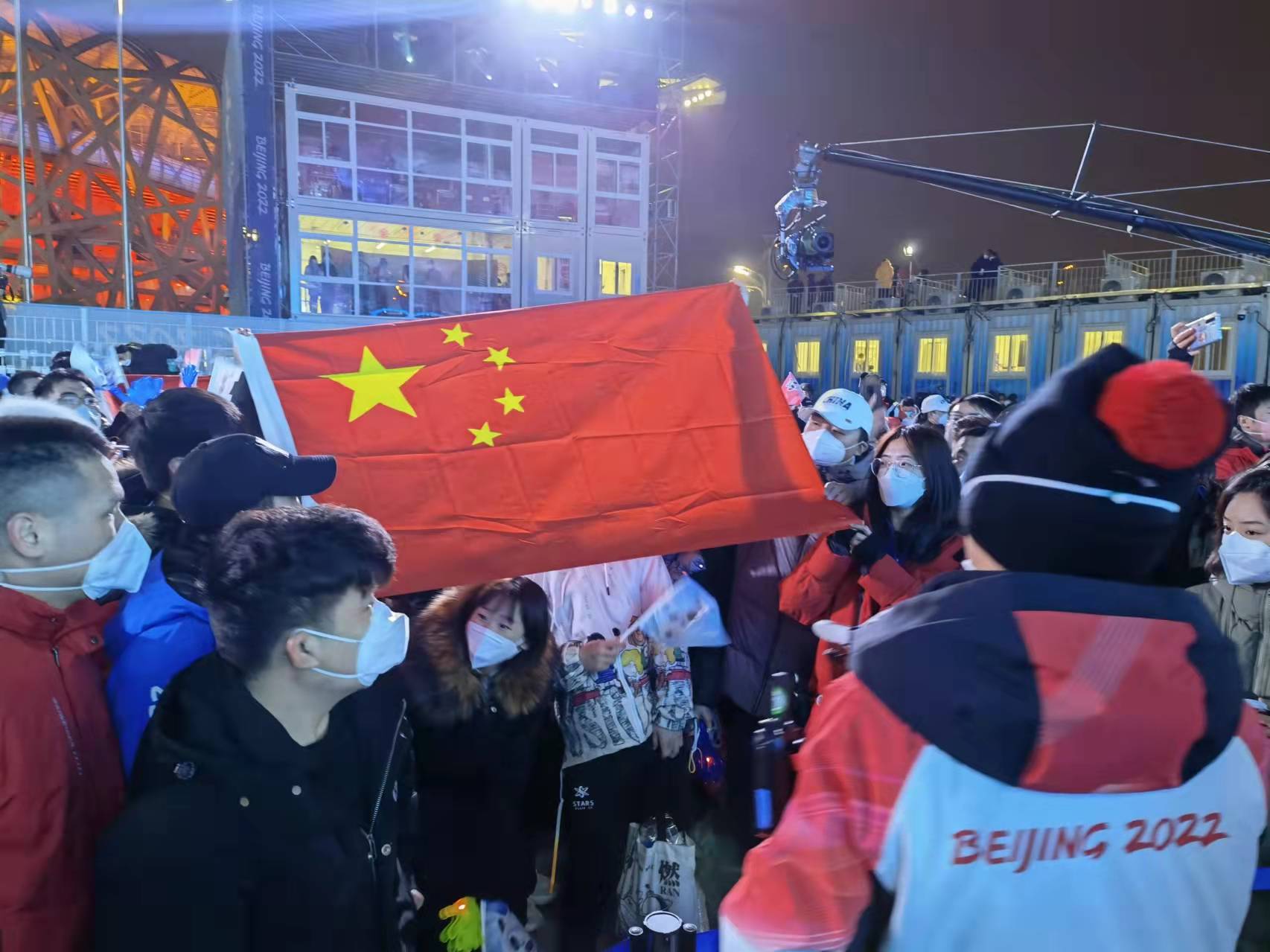 数百名观众现场欢呼索契冬奥会冠军张虹为高亭宇颁奖