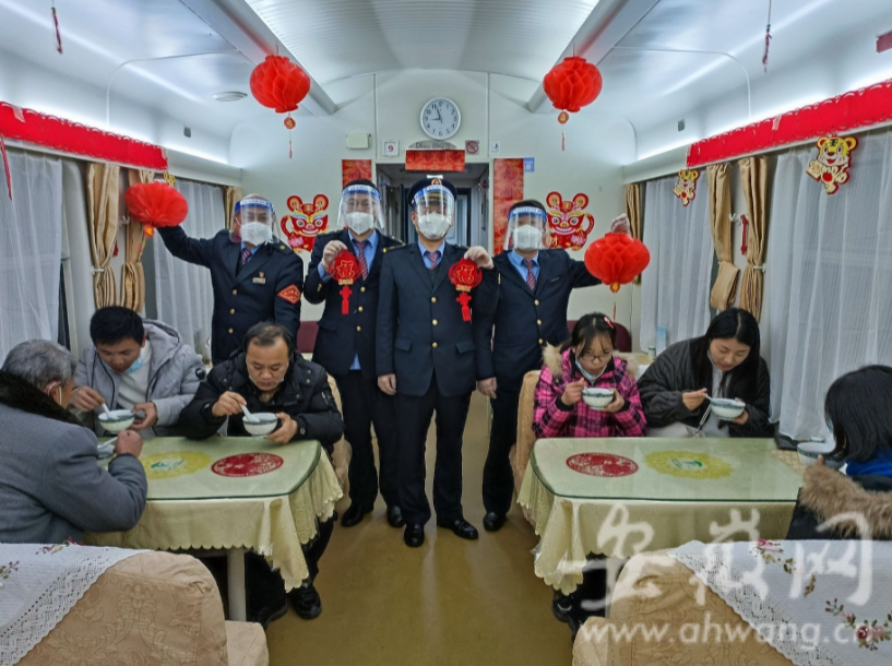 温馨春运旅客们车厢内迎元宵佳节