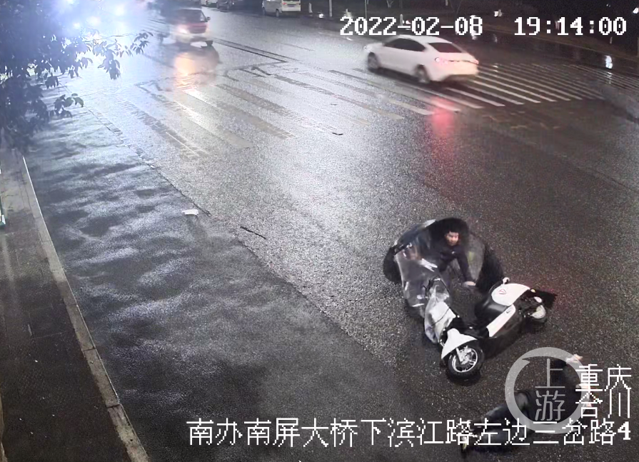 男子车祸拒医被交巡警强行架上救护车，一上车就昏了……休闲区蓝鸢梦想 - Www.slyday.coM
