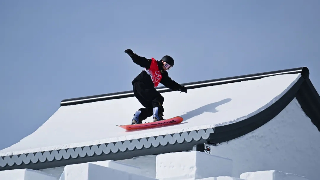 2月7日，苏翊鸣在冬奥会男子单板滑雪坡面障碍项目决赛中。图源：新华社
