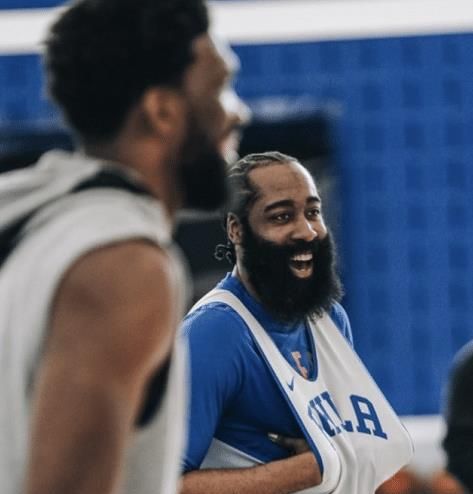 正式亮相!哈登进行首次训练,再现经典后撤步,与恩比德谈笑风生休闲区蓝鸢梦想 - Www.slyday.coM