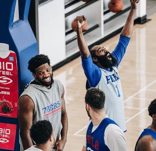 正式亮相!哈登进行首次训练,再现经典后撤步,与恩比德谈笑风生休闲区蓝鸢梦想 - Www.slyday.coM