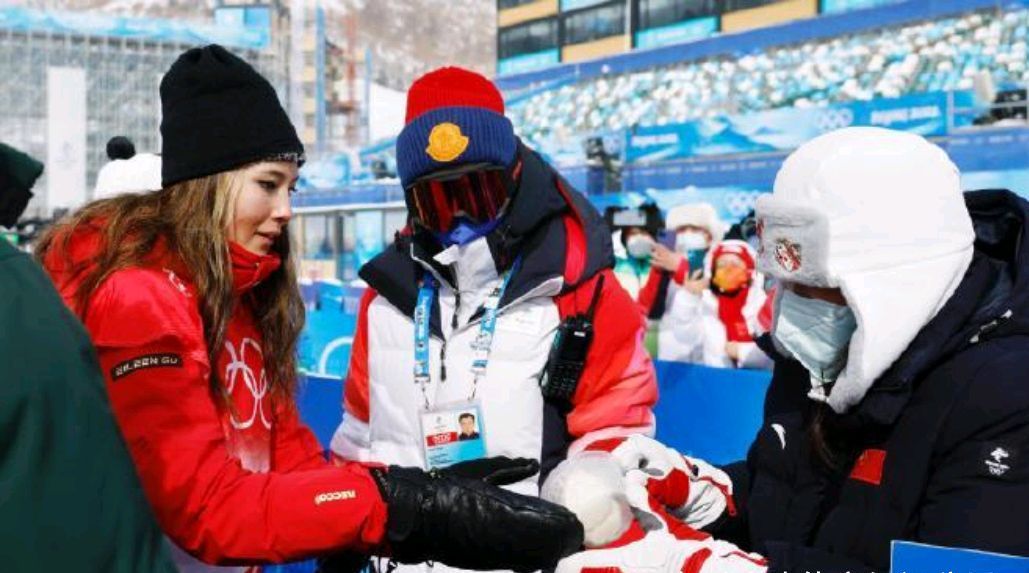 边吃包子边接受采访!谷爱凌说还想吃元宵,18岁天才爱吃啥馅儿?休闲区蓝鸢梦想 - Www.slyday.coM