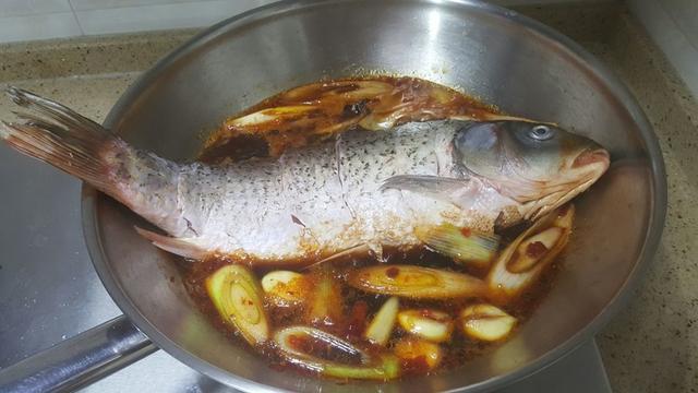 煮鱼时倒一瓶"它",鱼肉和汤香到舔盘子,隔三差五做一次,太香|啤酒鱼