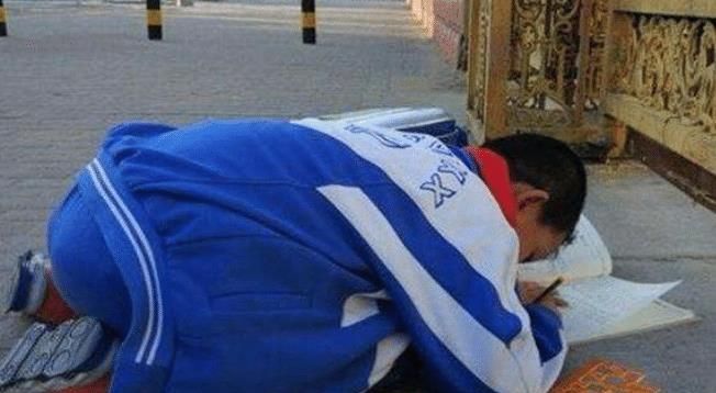 安徽小学生辛辛苦苦补作业，却被狗撕碎当场大哭，老师的回应亮了休闲区蓝鸢梦想 - Www.slyday.coM