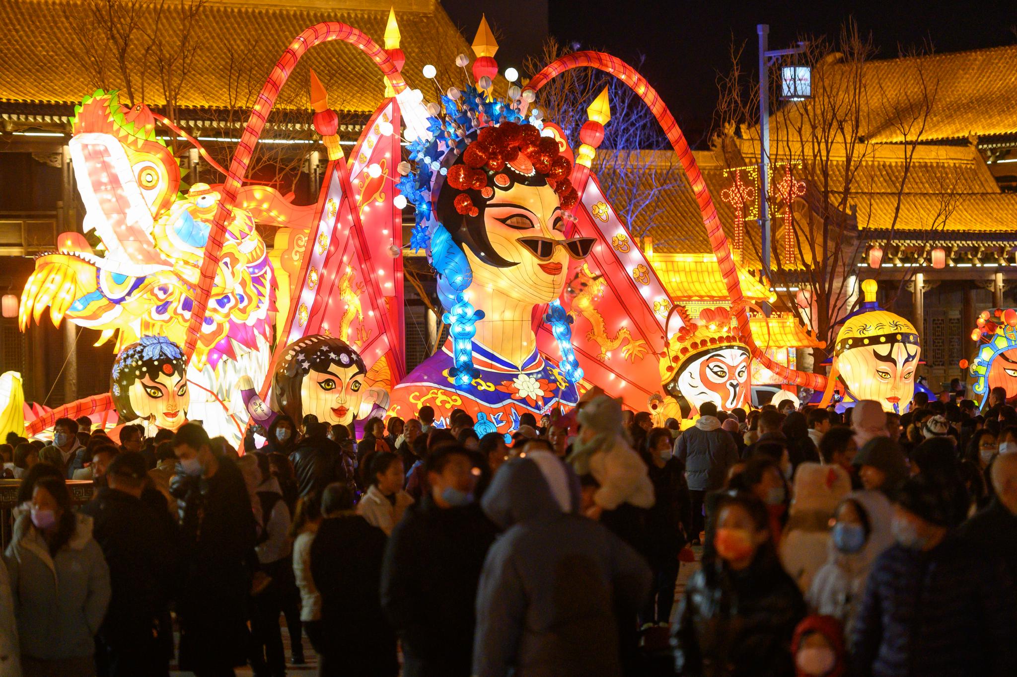 山西忻州古城办灯展闹元宵吸引大批游客现场寸步难行