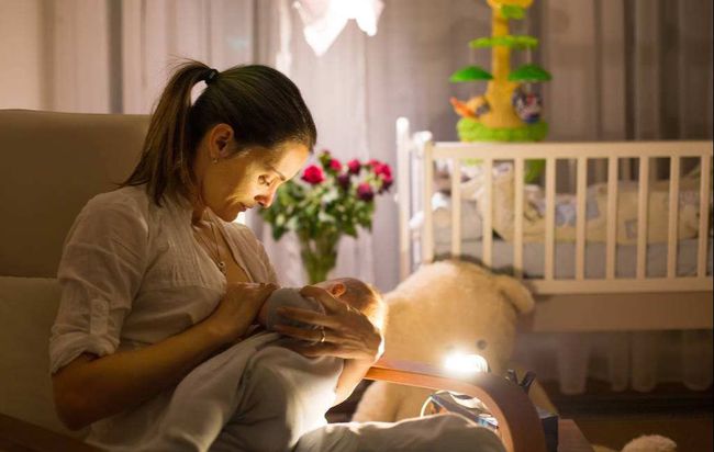 宝宝夜醒频繁吃奶,妈妈"苦不堪言",如何让宝宝夜间