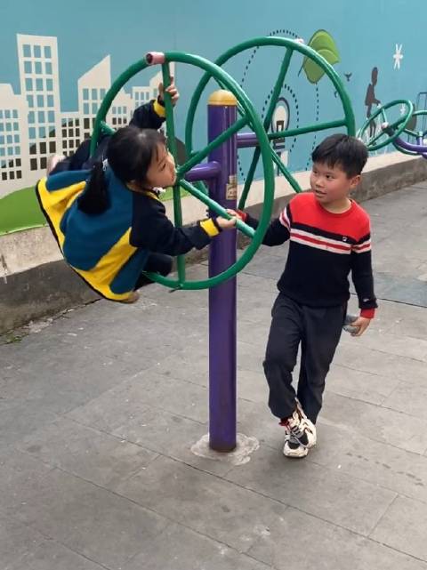 危险动作,请勿模仿_新浪新闻