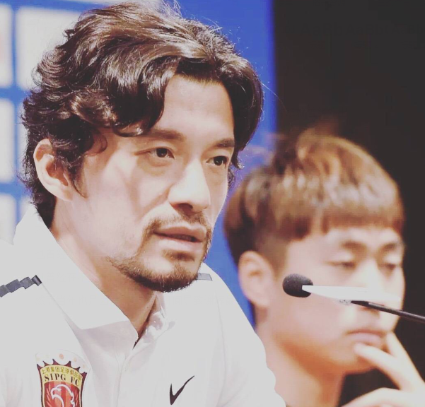 前国脚谢晖晒47岁庆生照全家团圆幸福美满洋老婆身材婀娜多姿