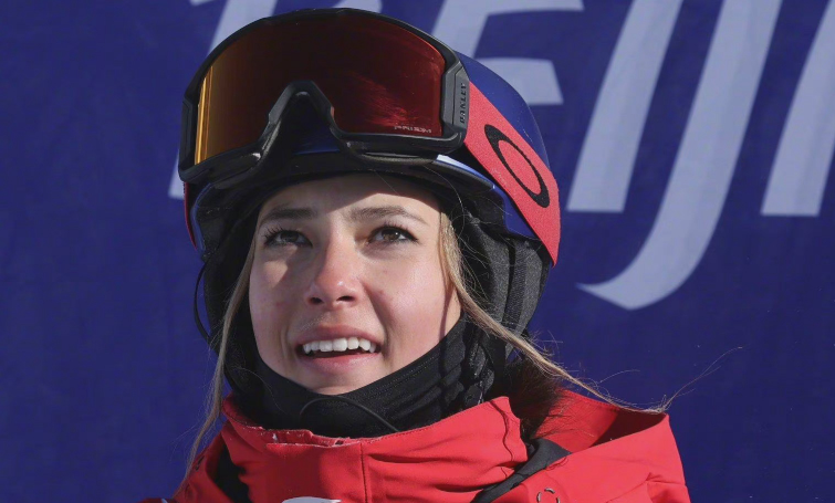 揪心!谷爱凌不慎从高处摔倒,扑在妈妈怀里哭,风大雪大天气恶劣休闲区蓝鸢梦想 - Www.slyday.coM 揪心!谷爱凌不慎从高处摔倒,扑在妈妈怀里哭,风大雪大天气恶劣休闲区蓝鸢梦想 - Www.slyday.coM