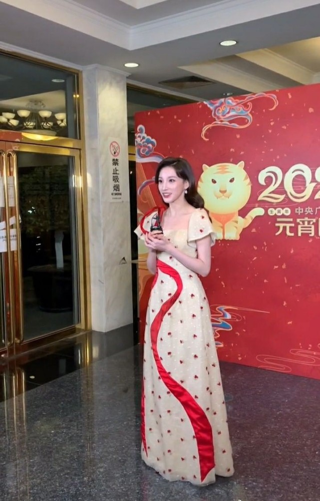 马凡舒登台央视赢了春晚首次主持元宵晚会穿礼服气场更强了