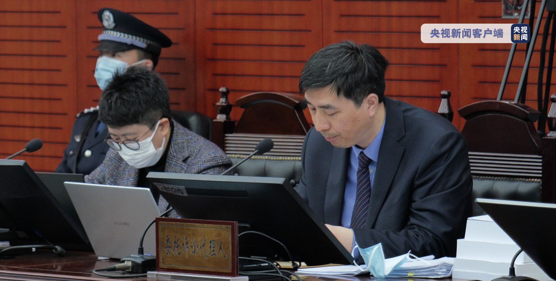 今日,上诉人刘鑫及代理律师胡贵云,被上诉人代理律师黄乐平,李婧出庭.