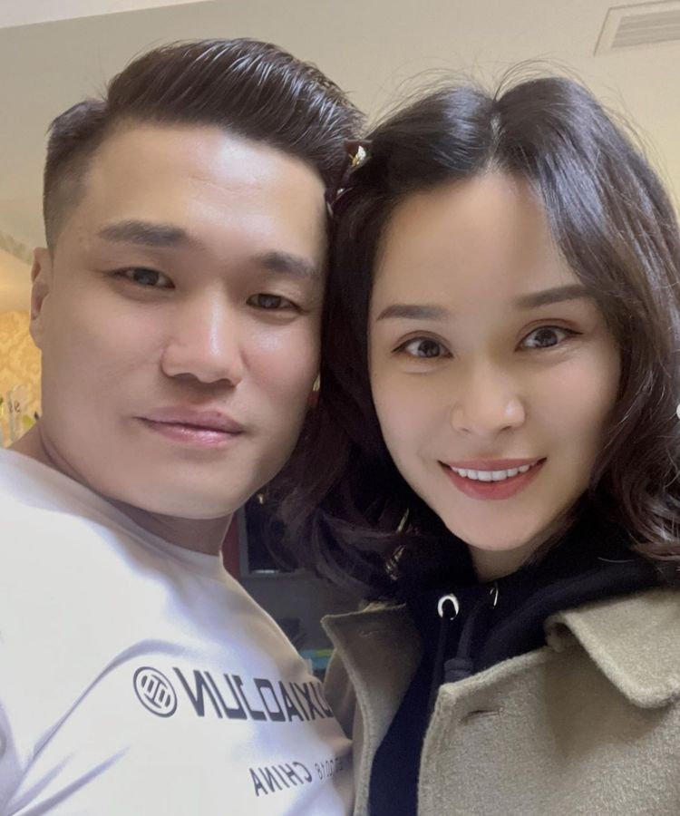 奥运冠军吕小军情人节晒一家四口全家福:妻子漂亮,女儿们可爱|吕小军