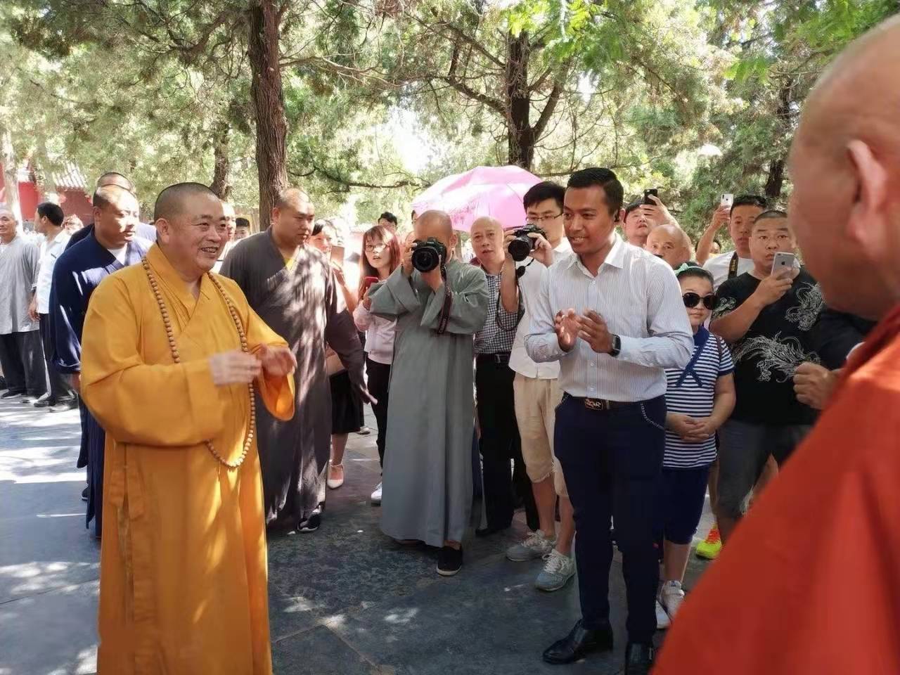 泰伦戈访问嵩山少林寺,释永信到山门外迎接