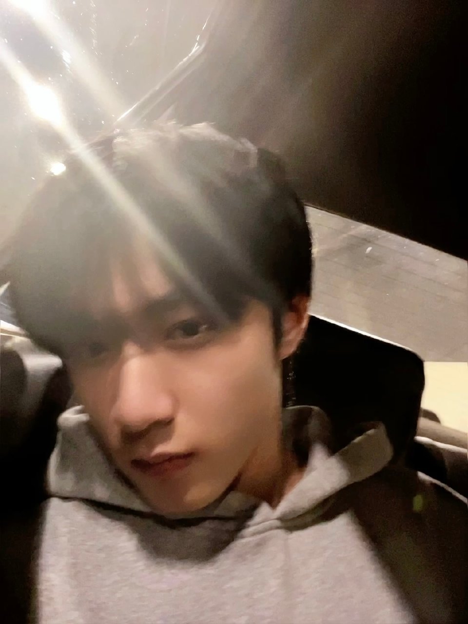 刘耀文昨晚微博更新晒车内自拍