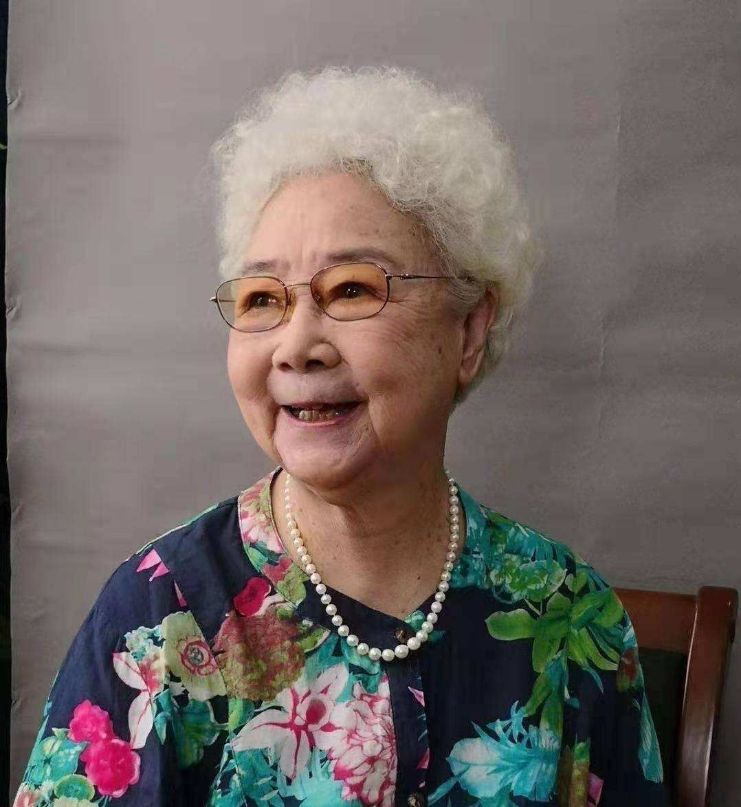 身体发福有双下巴的田华奶奶,93岁依旧优雅大方,穿衣时尚|田华|双下巴