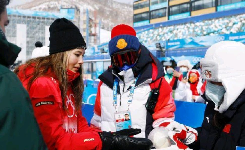 边吃包子边接受采访!谷爱凌说还想吃元宵,18岁天才爱吃啥馅儿?休闲区蓝鸢梦想 - Www.slyday.coM