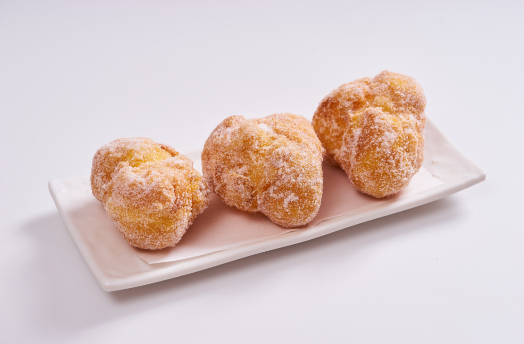 沙翁由糯米粉糊或者面粉糊混合蛋黄由牛油炸制而成,外表还锦上添花地