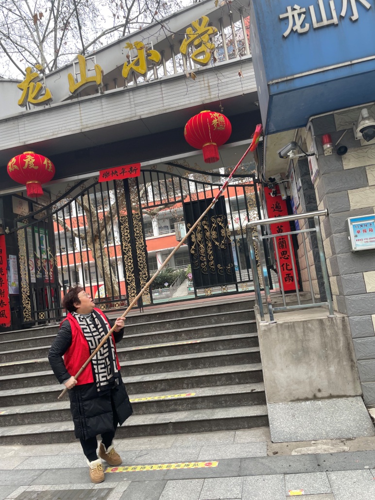 卫生大扫除党员领先行龙山小学党支部开展主题党日活动