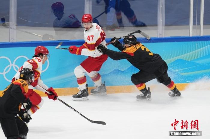 2月12日，北京2022年冬奥会男子冰球小组赛在北京国家体育馆举行。中国队（白）以2：3负于德国队。 中新社记者 崔楠 摄
