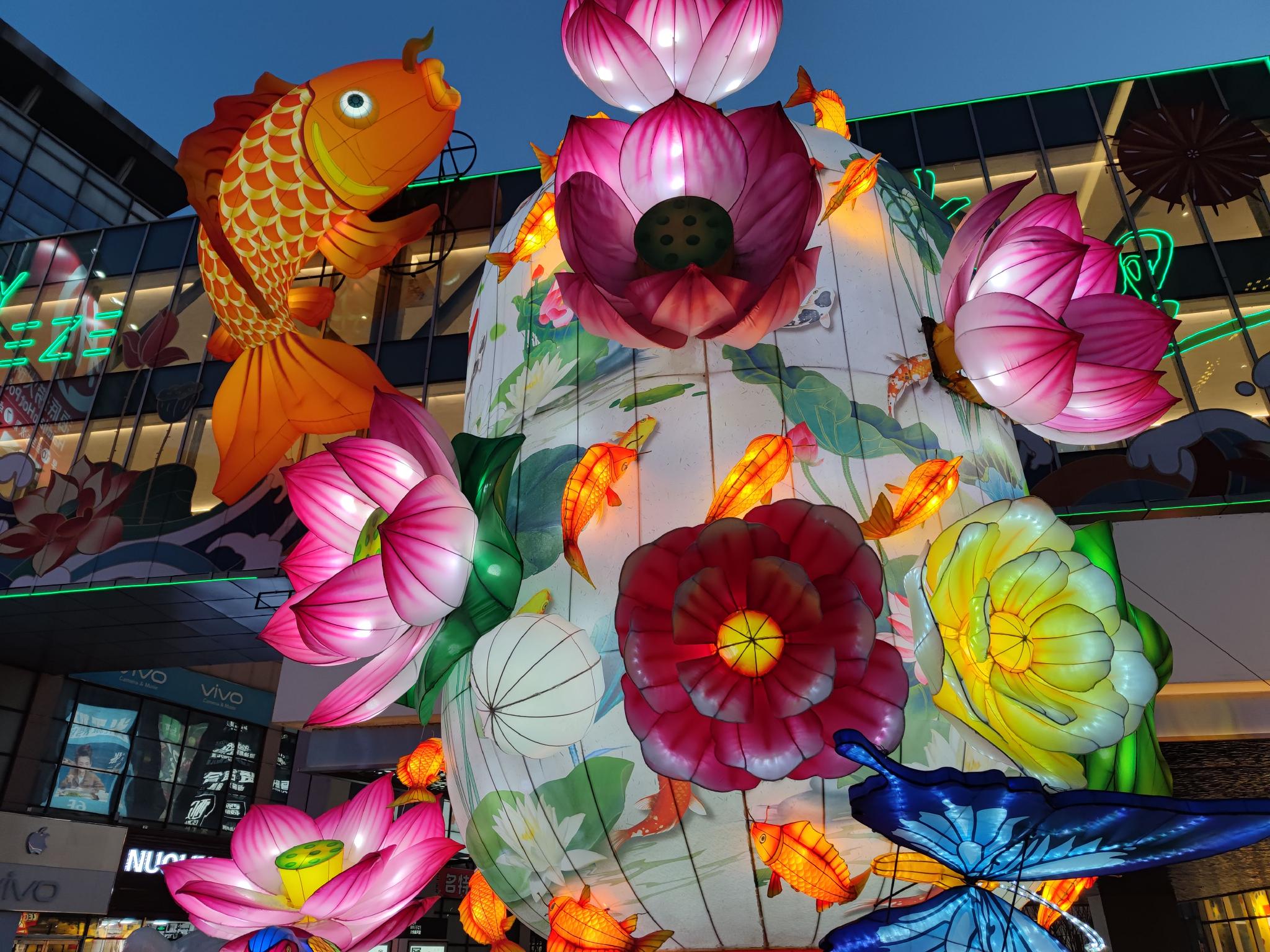 13米高的巨型锦鲤花灯.新京报记者 王巍 摄