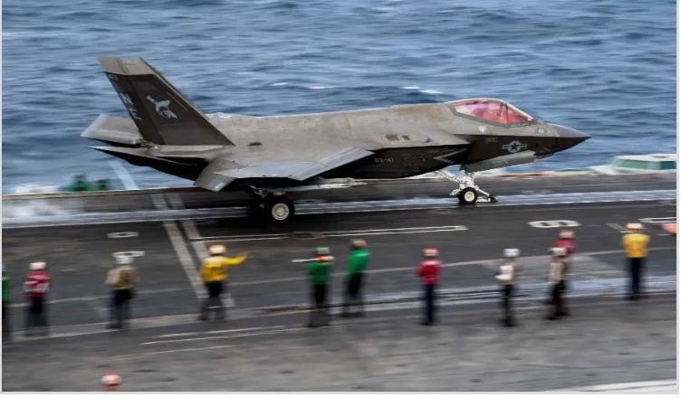 һ��-F-35C�ӡ���������ɭ���ź�ĸ�����
