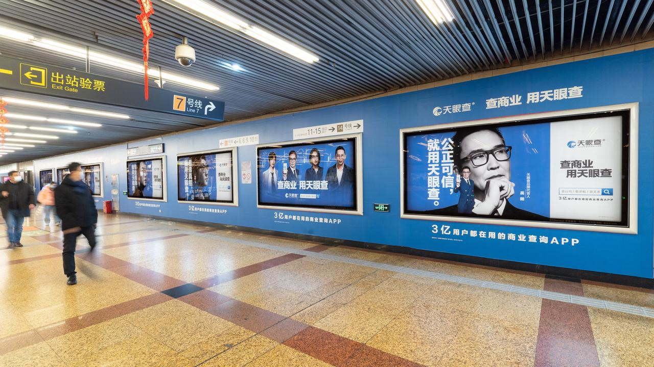 品牌代言人吴刚,与papitube联合创始人papi酱,深度访谈节目出品人易立