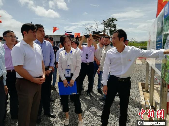 龚华东在援建哥斯达黎加城市供水项目上为前来视察的哥方代表团讲解
