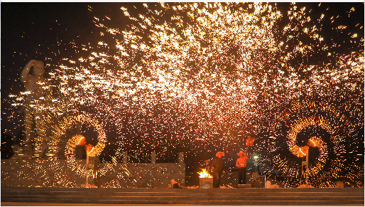 新疆博湖打铁花闹元宵现场星火四溅画面十分壮观