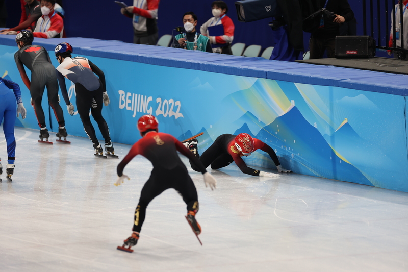 孙龙在2022北京冬奥会短道速滑男子5000米决赛为什么摔倒原因