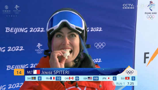 运动员珍妮丝·斯皮特里吃豆沙包。转播视频截图