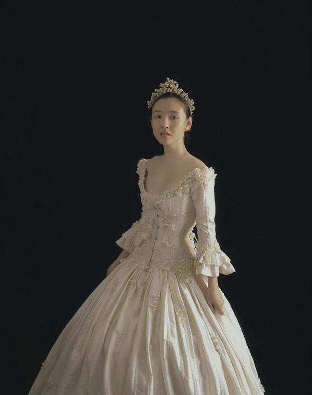 吴倩孕肚照美得出奇典雅高贵且温柔像极了从名画中走出的女孩